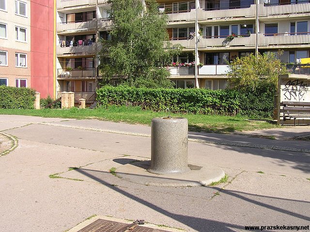 Pítko ve vnitrobloku u dětského hřiště