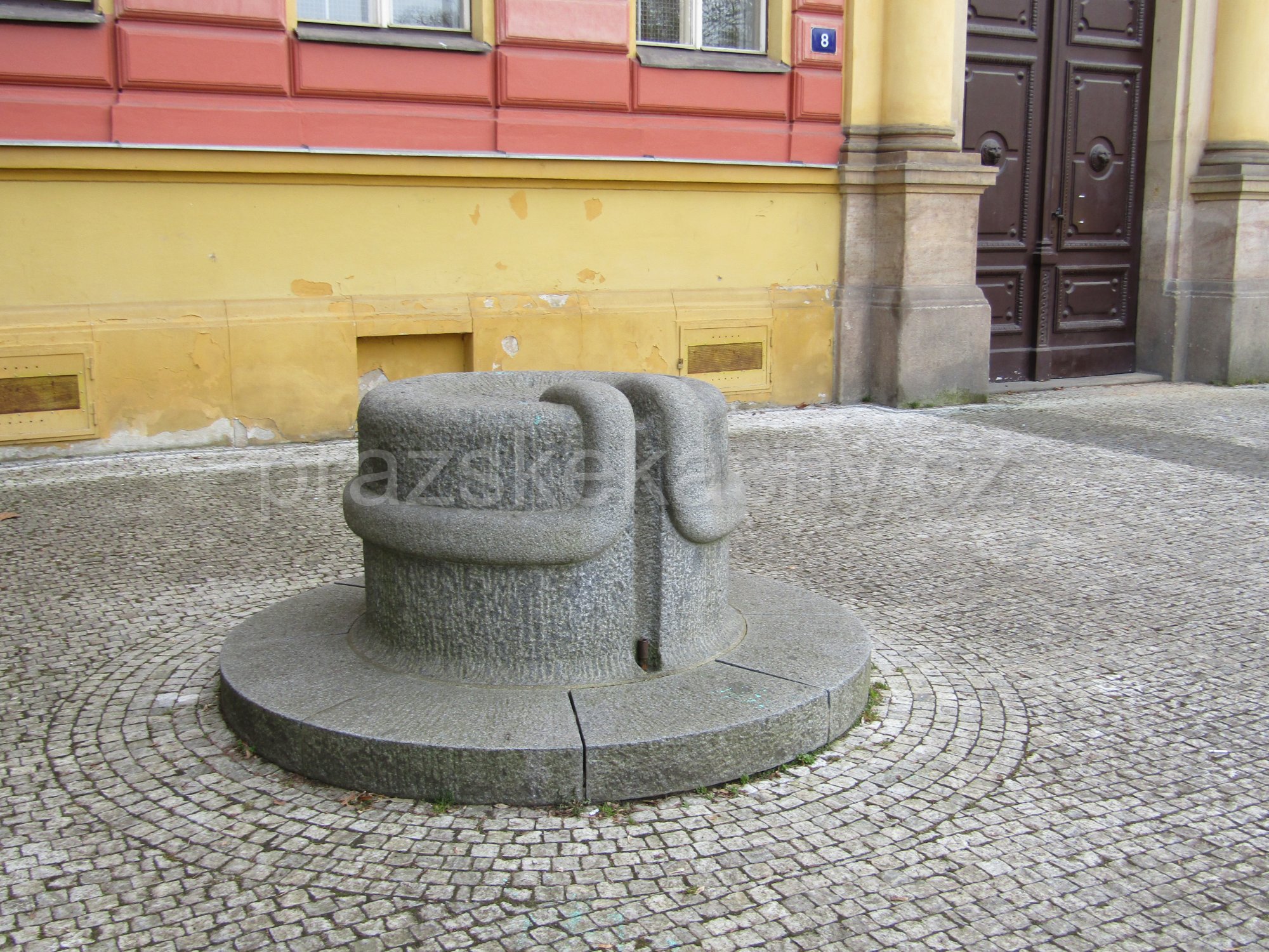 Kamenné pítko před ZŠ Botičská