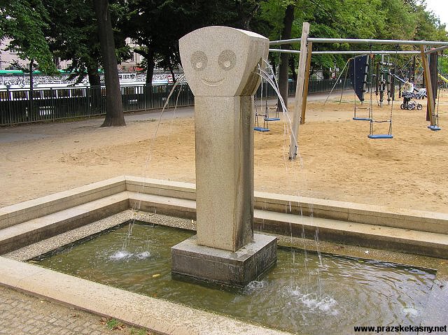 Fontána a pítko na hřišti