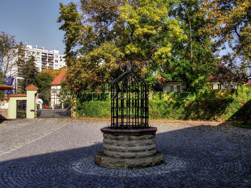 Kašna s mříží v hotelu Selský Dvůr