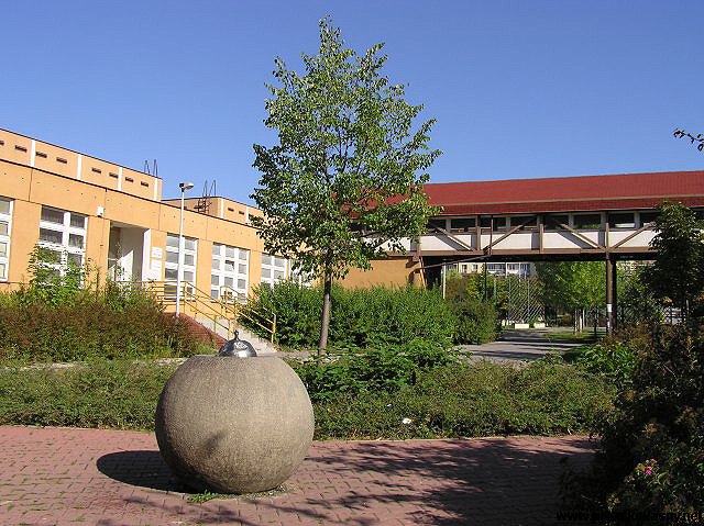 Pítko u gymnázia Jaroslava Heyrovského