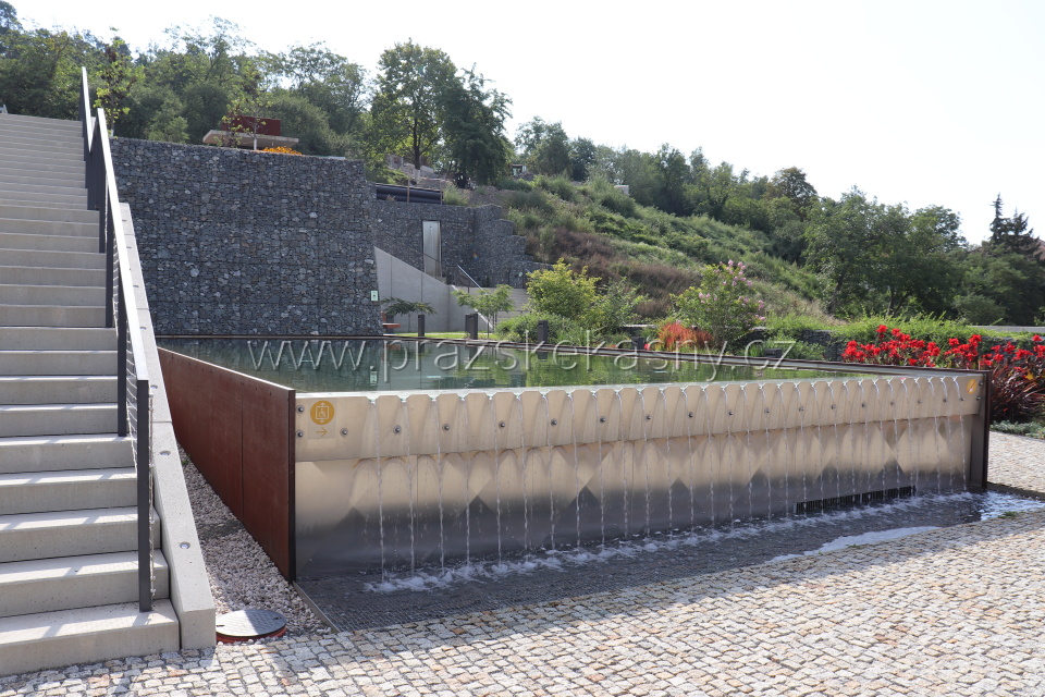 Velká nerezová fontána v Botanické zahradě