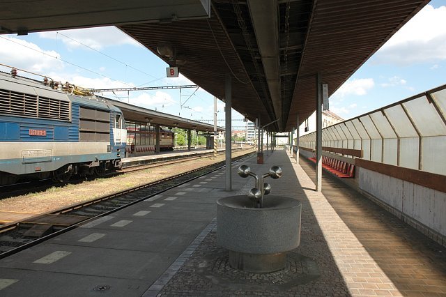Tři prameníky na nástupištích nádraží Praha-Holešovice
