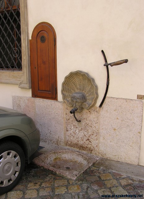 Pumpa v I. nádvoří Valdštejnského paláce