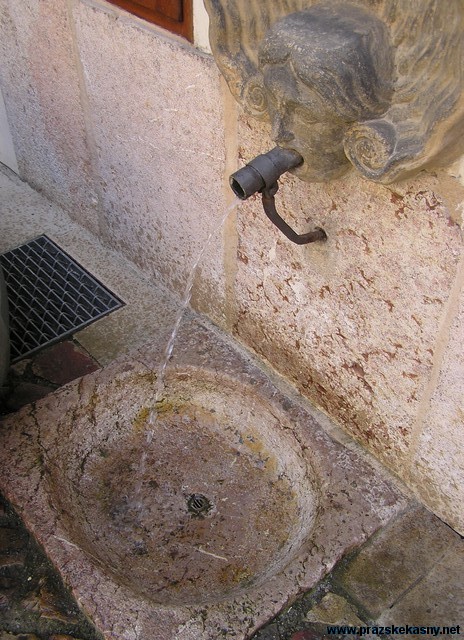 Pumpa v I. nádvoří Valdštejnského paláce