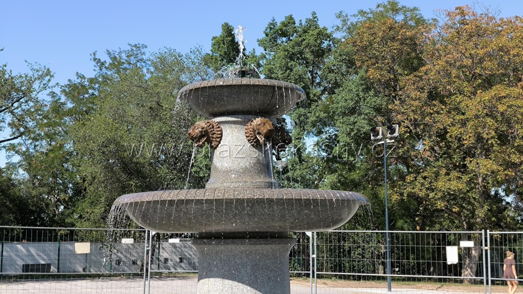 Žulová fontána na východní straně Národního památníku