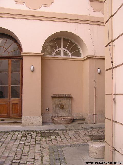 Dvě kašny v paláci Goltz-Kinských