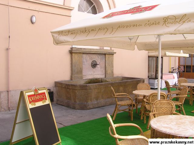 Dvě kašny v paláci Goltz-Kinských