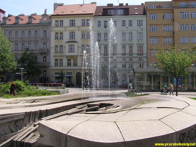 Fontána před stanicí metra Jiřího z Poděbrad