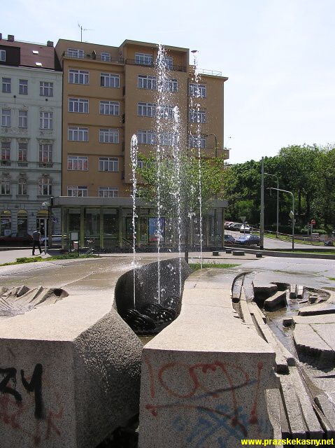 Fontána před stanicí metra Jiřího z Poděbrad