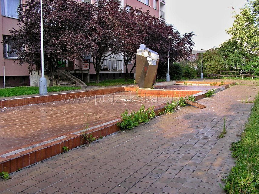 Bazén s plastikou a vodotrysky