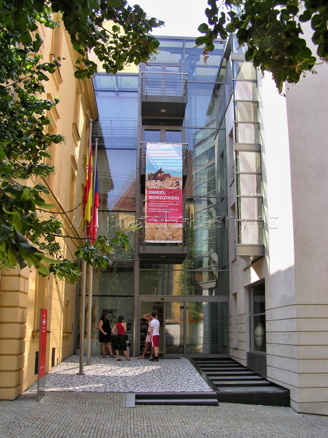 Vodní kaskáda u Instituto Cervantes