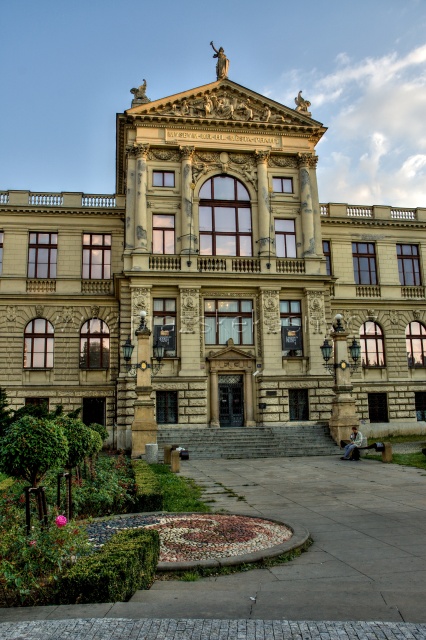 Bývalá fontána před budovou Muzea hlavního města Prahy