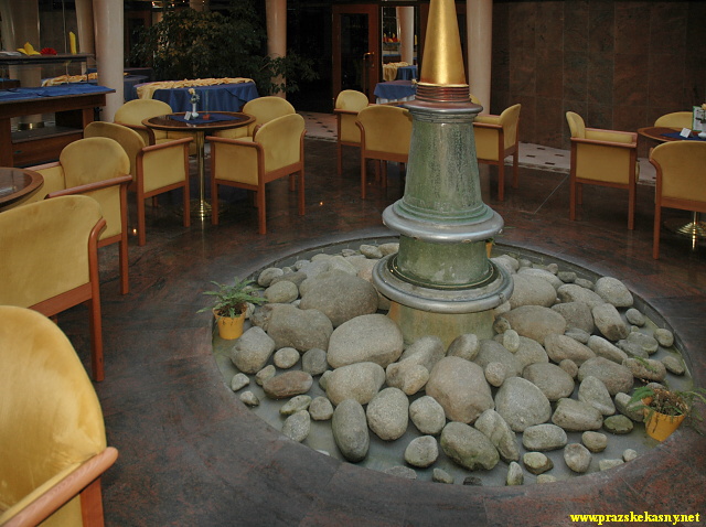 Interiérová fontána v restauraci hotelu Royal Galerie