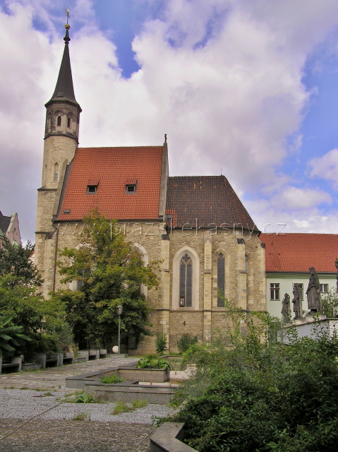 Fontána před novostavbou Revmatologického ústavu