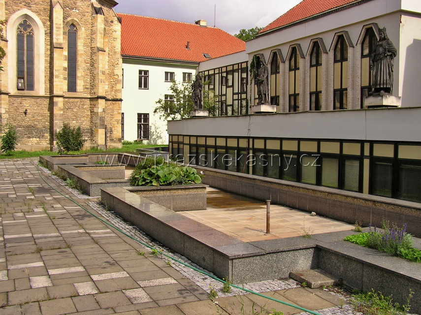 Fontána před novostavbou Revmatologického ústavu