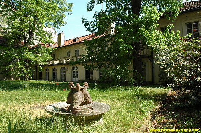 Kašna se třemi kachnami v zahradě paláce Schützenů