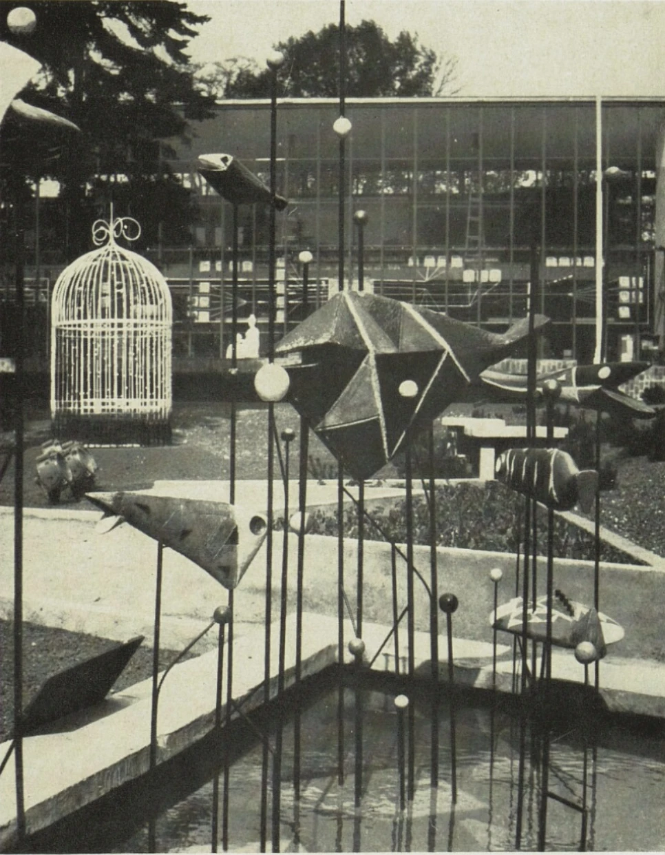fontána "Ryby" (zdroj: Tvar: časopis Ústředí lidové a umělecké výroby. Praha: Ústředí lidové a umělecké výroby, 1960(9-10), s. 274.)