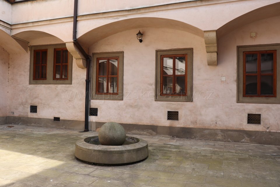 Fontána v nádvoří Domu pážat