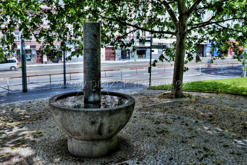 Pítko ze žuly před budovou Domu odborových svazů